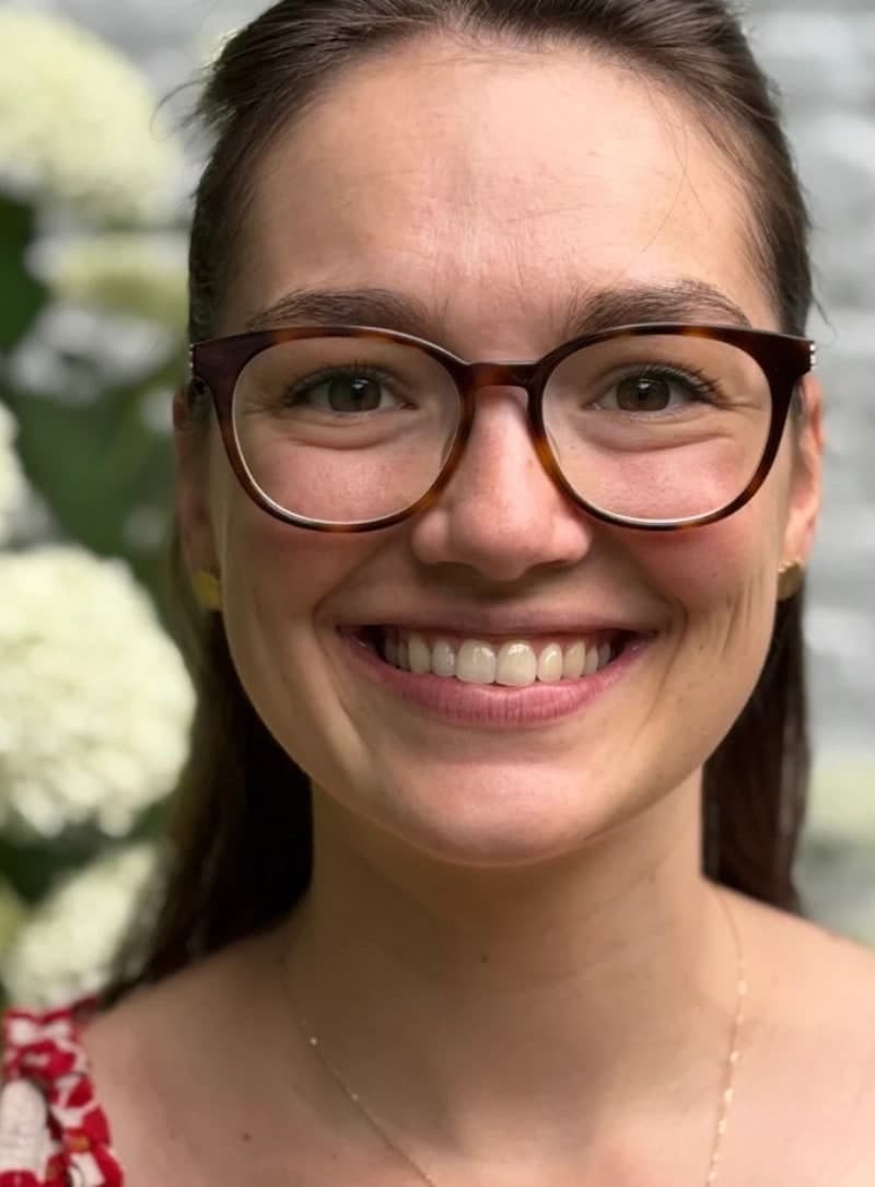 Raphaëlle Outrequin, kinésithérapeute au cabinet KinéBienNaître à Blanmont, souriante